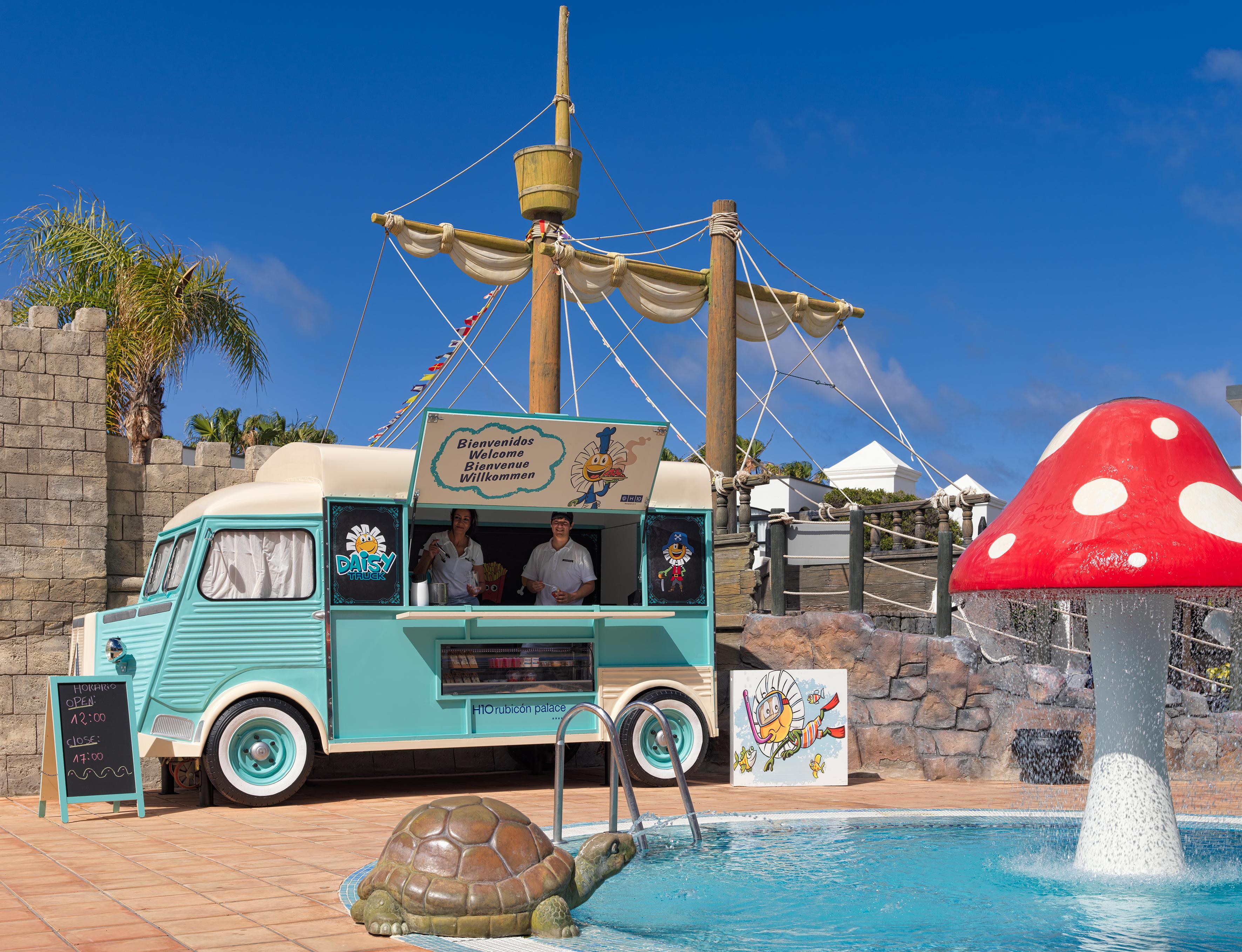 H10 Rubicon Horizons Collection (Adults Only) Hotel Плая Бланка Екстериор снимка A Citroën HY at the Siam Park, Tenerife